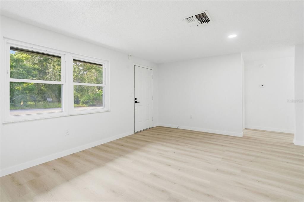 На продажу: $299,900 (3 спален, 2 ванн, 1563 Квадратных фут)