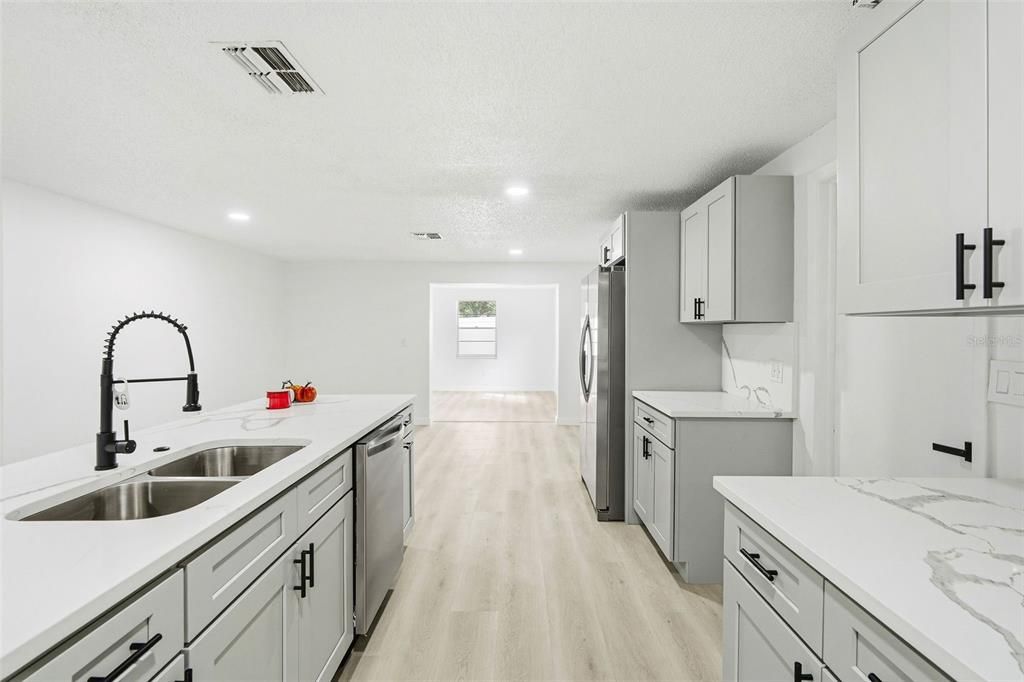 На продажу: $299,900 (3 спален, 2 ванн, 1563 Квадратных фут)