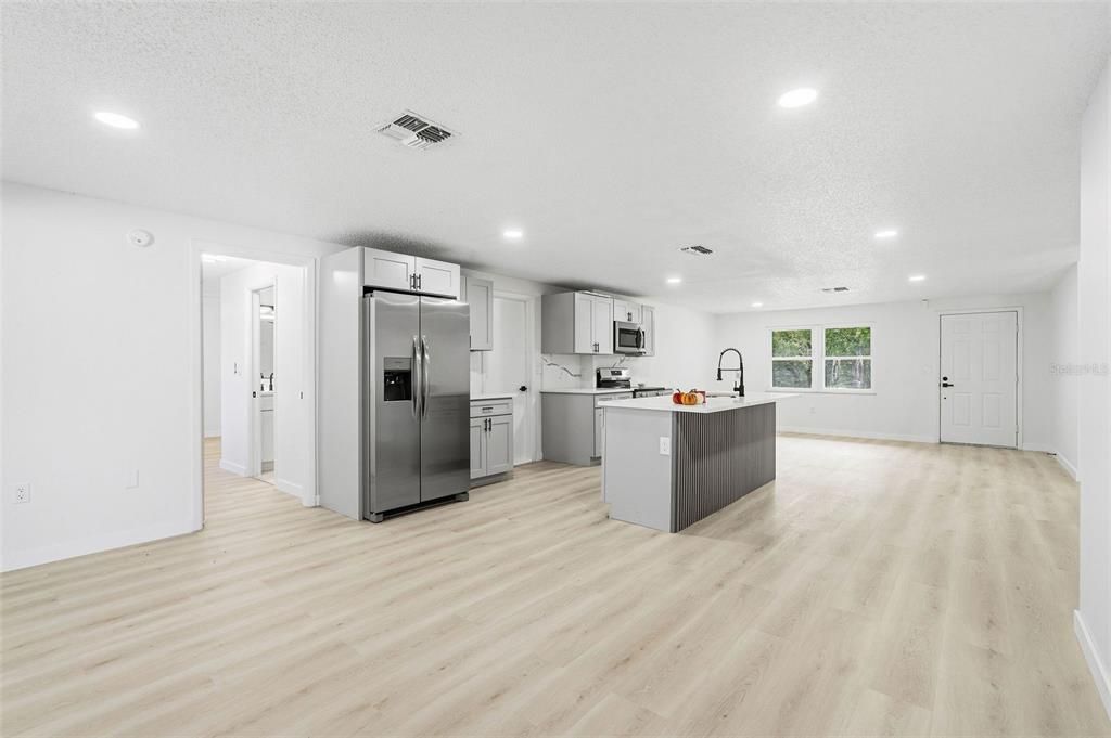 На продажу: $299,900 (3 спален, 2 ванн, 1563 Квадратных фут)