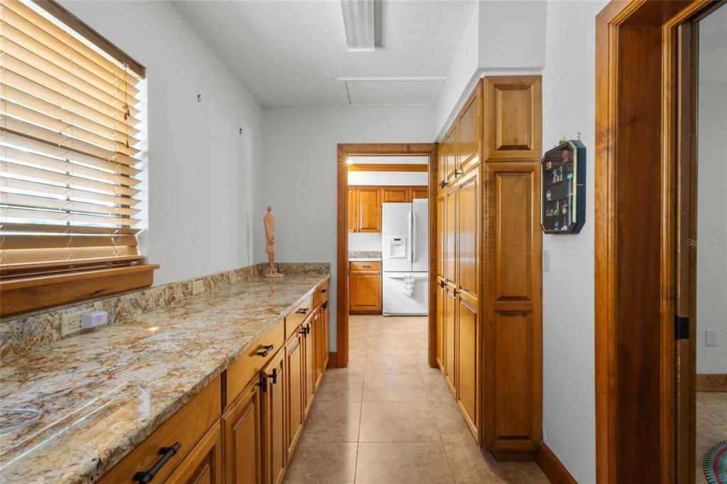 На продажу: $1,195,000 (2 спален, 2 ванн, 1956 Квадратных фут)