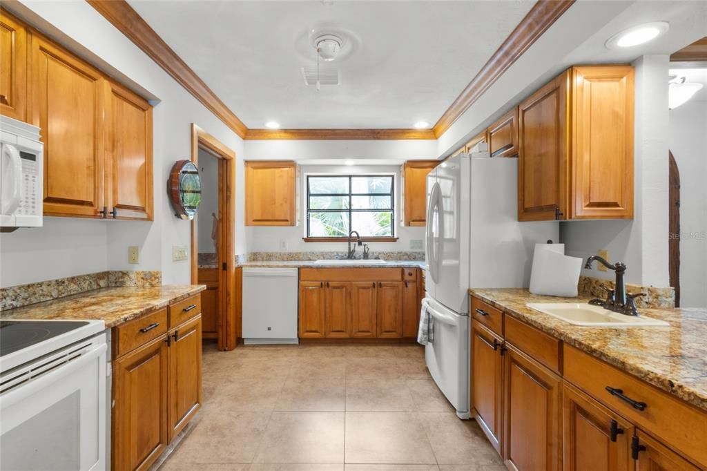 На продажу: $1,195,000 (2 спален, 2 ванн, 1956 Квадратных фут)
