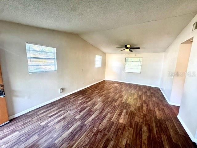For Rent: $1,695 (2 beds, 1 baths, 864 Square Feet)