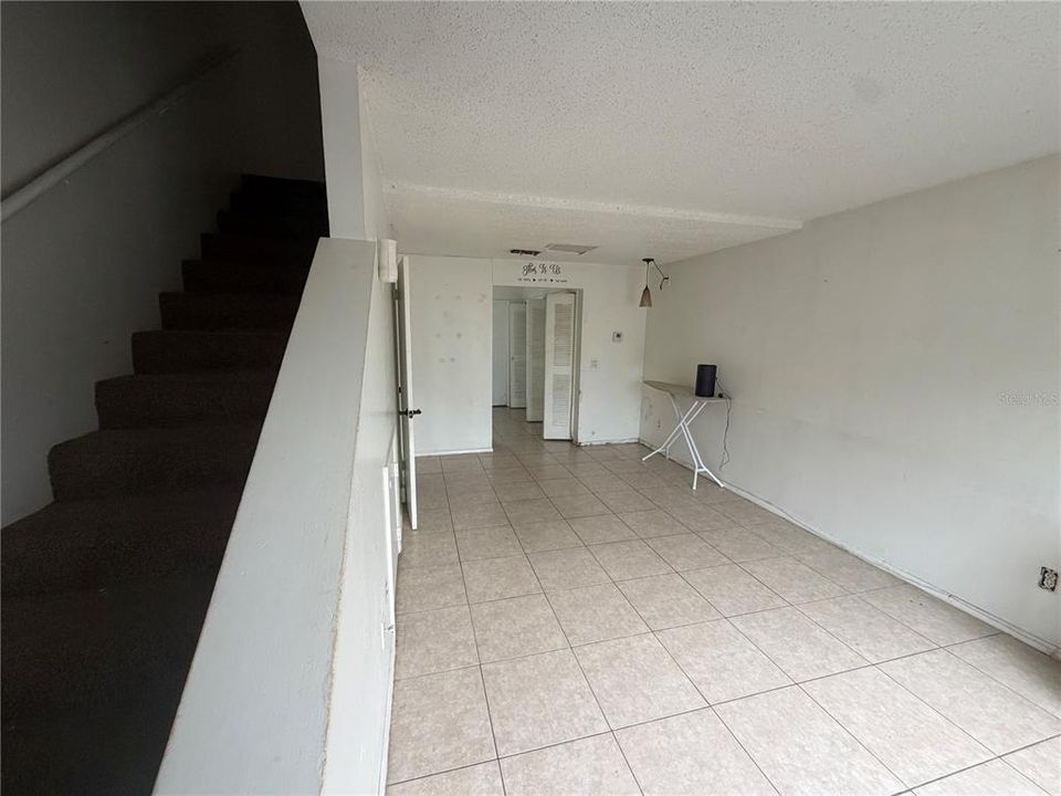 For Rent: $1,300 (2 beds, 1 baths, 900 Square Feet)