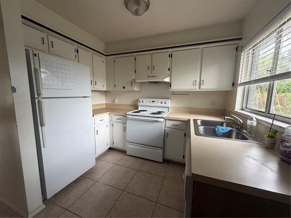 For Rent: $1,300 (2 beds, 1 baths, 900 Square Feet)