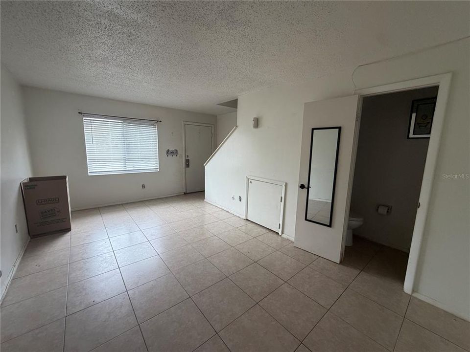For Rent: $1,300 (2 beds, 1 baths, 900 Square Feet)