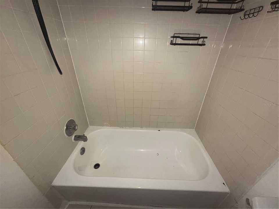For Rent: $1,300 (2 beds, 1 baths, 900 Square Feet)