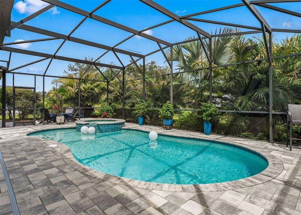 En Venta: $780,000 (4 camas, 3 baños, 2615 Pies cuadrados)