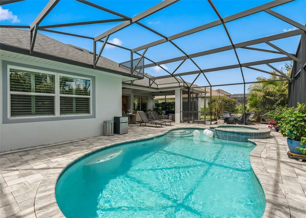 En Venta: $780,000 (4 camas, 3 baños, 2615 Pies cuadrados)