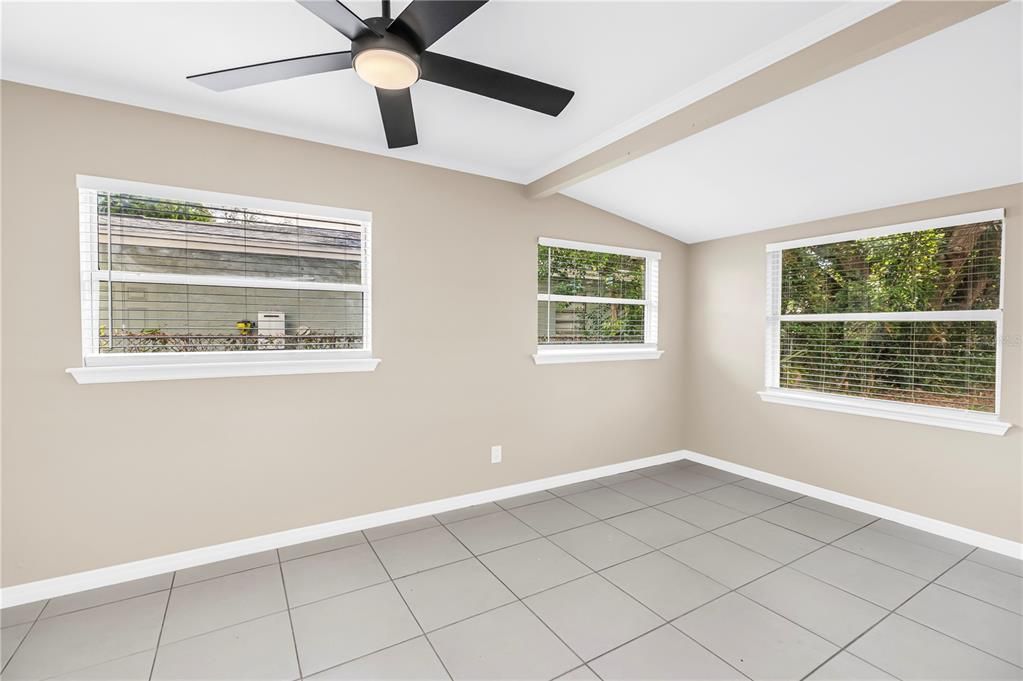 For Sale: $335,000 (3 beds, 1 baths, 804 Square Feet)