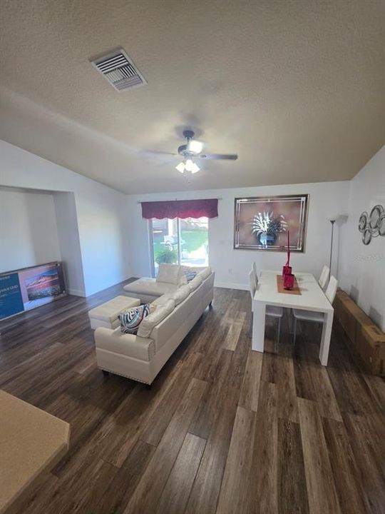 For Sale: $289,900 (3 beds, 2 baths, 1636 Square Feet)