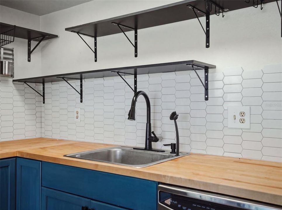 Active With Contract: $1,700 (2 beds, 2 baths, 1050 Square Feet)