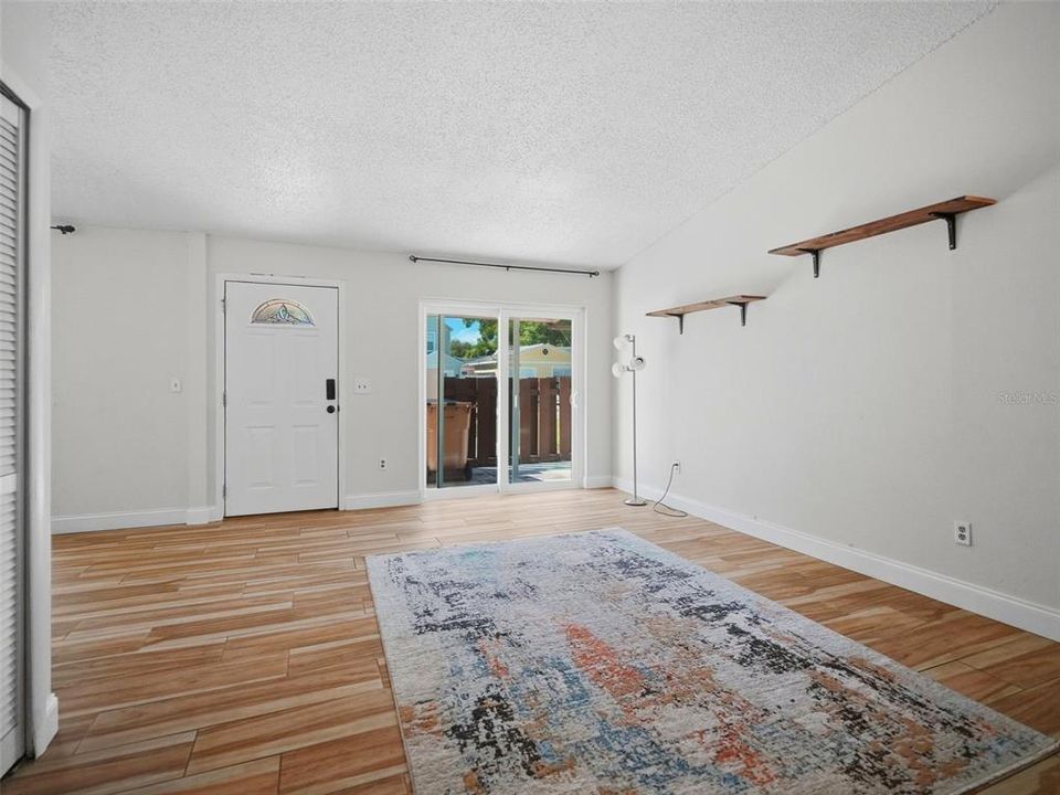 Active With Contract: $1,700 (2 beds, 2 baths, 1050 Square Feet)