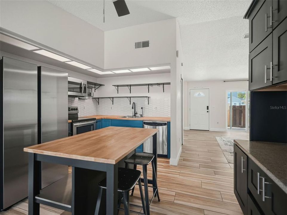 Active With Contract: $1,700 (2 beds, 2 baths, 1050 Square Feet)