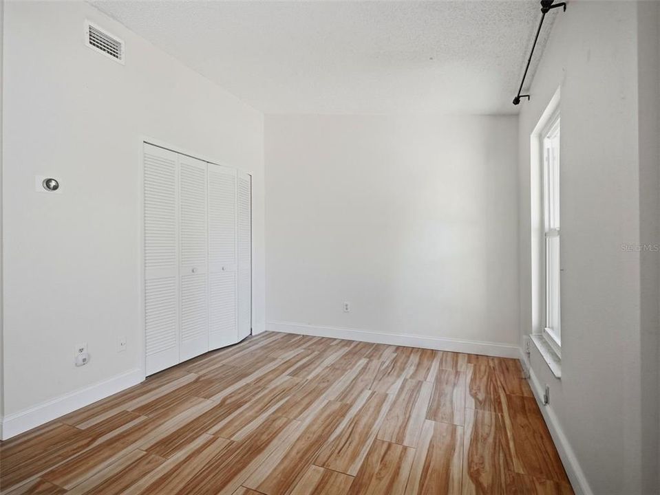 Active With Contract: $1,700 (2 beds, 2 baths, 1050 Square Feet)