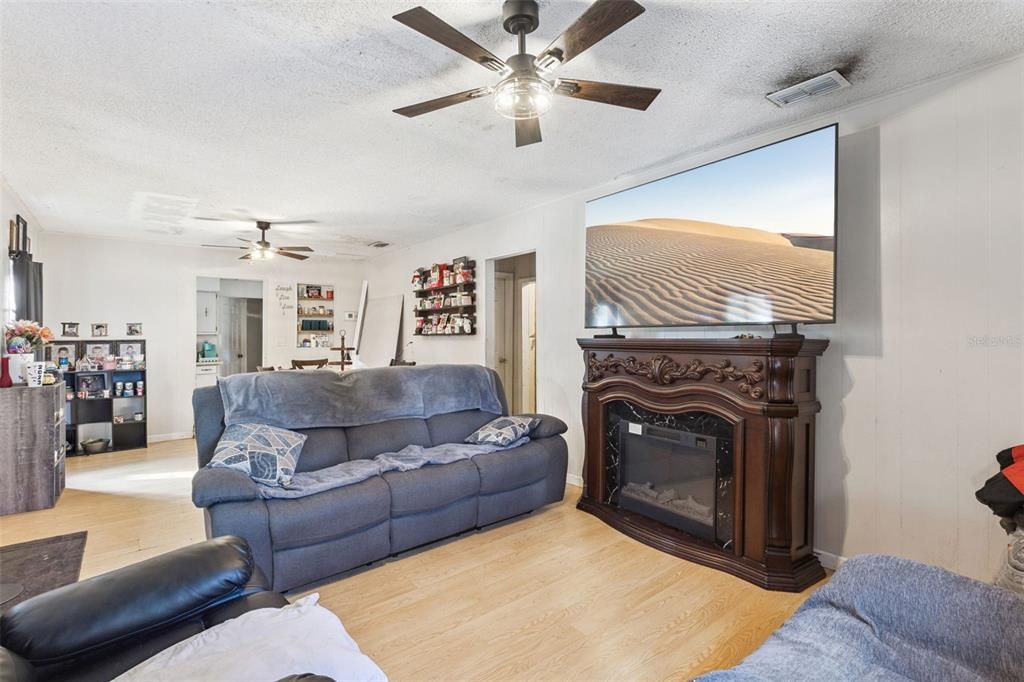 For Sale: $315,000 (4 beds, 3 baths, 1734 Square Feet)