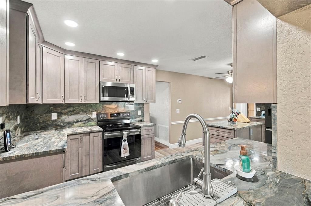 На продажу: $399,900 (3 спален, 2 ванн, 1862 Квадратных фут)
