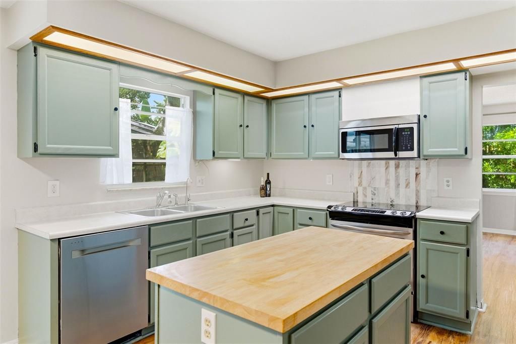 En Venta: $899,000 (5 camas, 3 baños, 3420 Pies cuadrados)