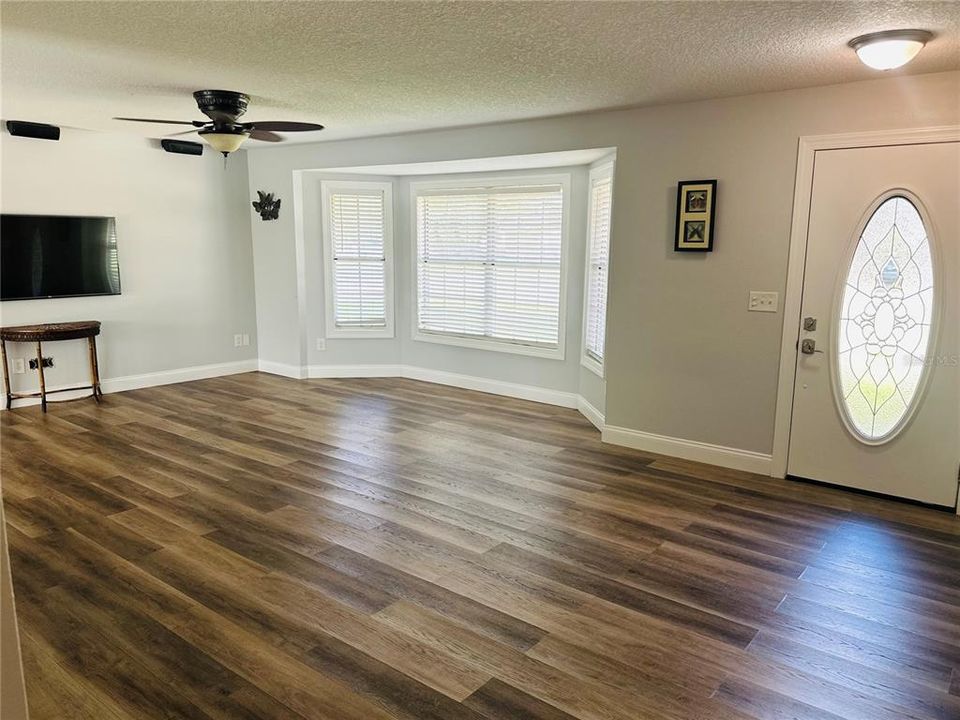 Active With Contract: $335,000 (3 beds, 2 baths, 1434 Square Feet)