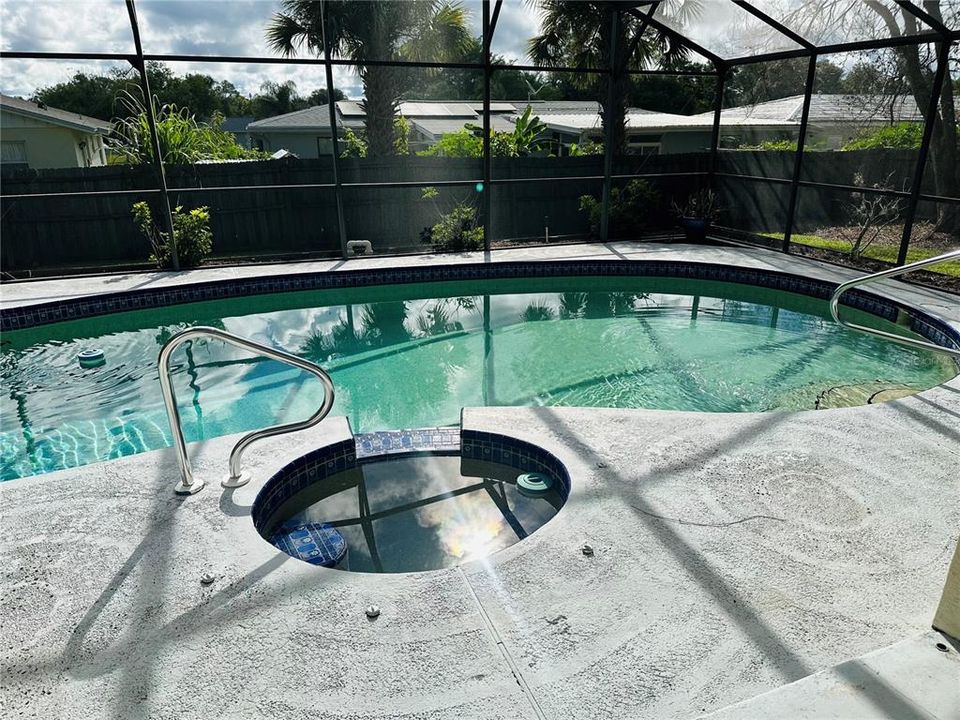 Active With Contract: $335,000 (3 beds, 2 baths, 1434 Square Feet)