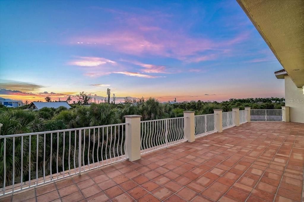 For Sale: $2,495,000 (4 beds, 2 baths, 3294 Square Feet)