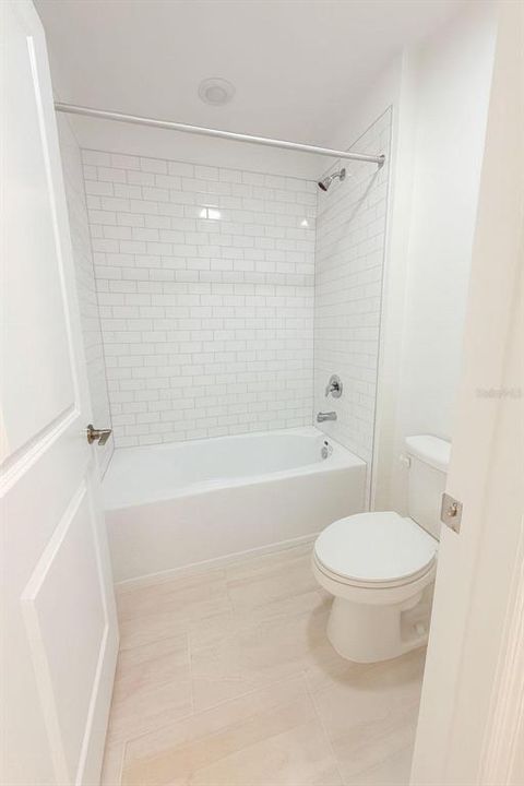 For Rent: $2,800 (5 beds, 2 baths, 2215 Square Feet)