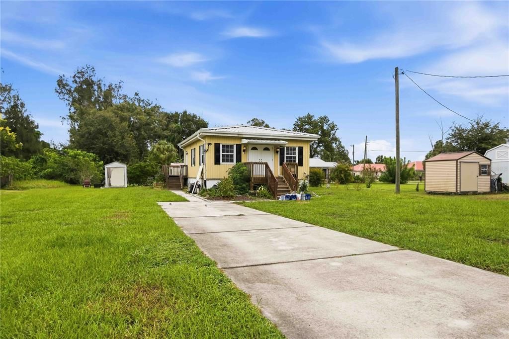 For Sale: $179,000 (2 beds, 1 baths, 816 Square Feet)