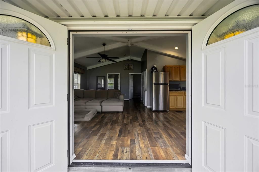 For Sale: $179,000 (2 beds, 1 baths, 816 Square Feet)
