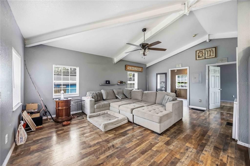 For Sale: $179,000 (2 beds, 1 baths, 816 Square Feet)