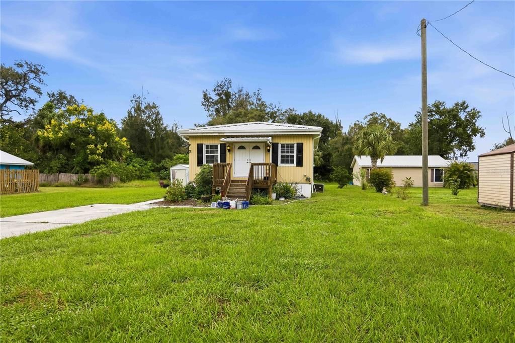 For Sale: $179,000 (2 beds, 1 baths, 816 Square Feet)