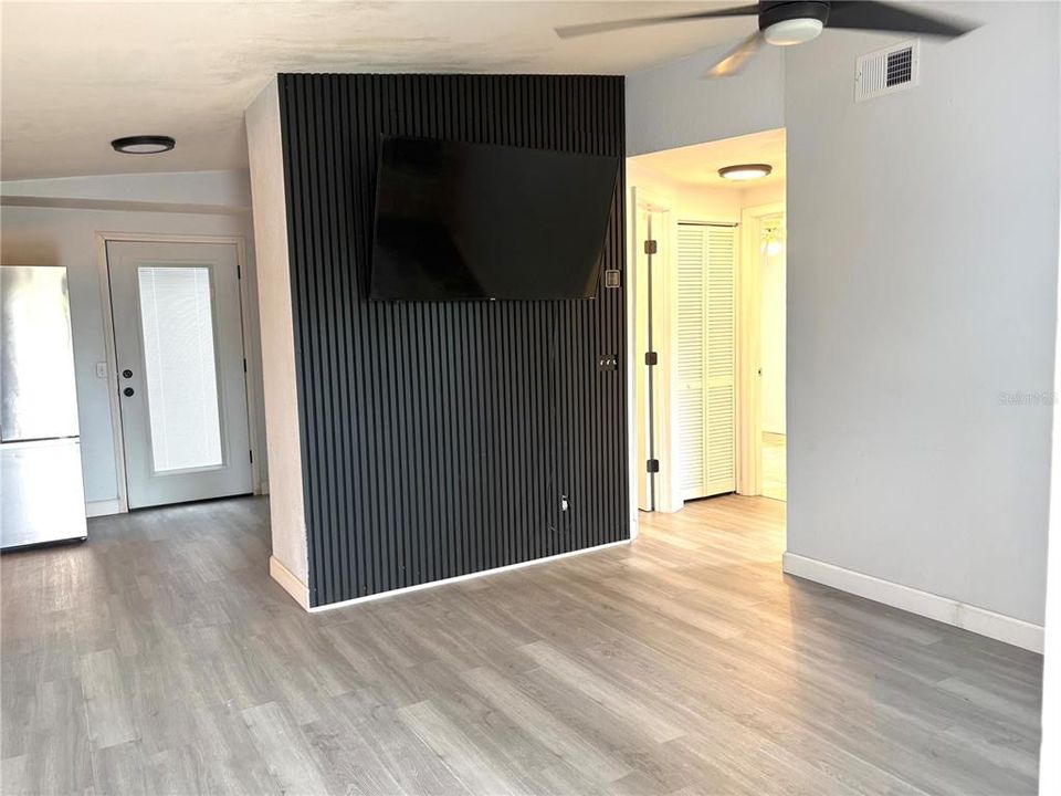 For Sale: $299,990 (3 beds, 1 baths, 1099 Square Feet)