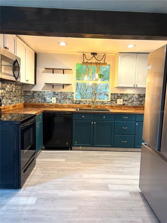For Sale: $299,990 (3 beds, 1 baths, 1099 Square Feet)