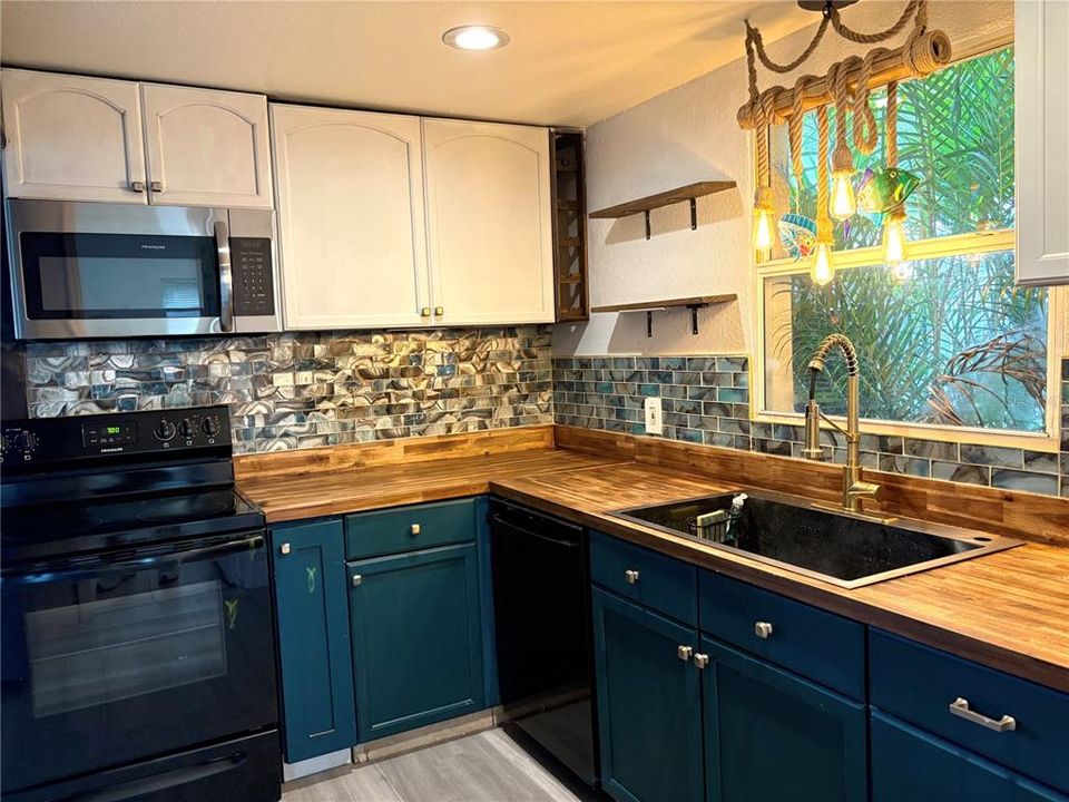 For Sale: $299,990 (3 beds, 1 baths, 1099 Square Feet)