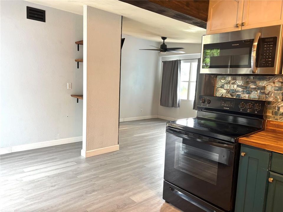 For Sale: $299,990 (3 beds, 1 baths, 1099 Square Feet)