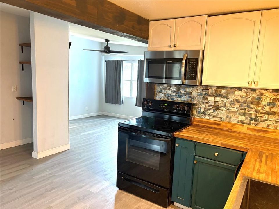 For Sale: $299,990 (3 beds, 1 baths, 1099 Square Feet)