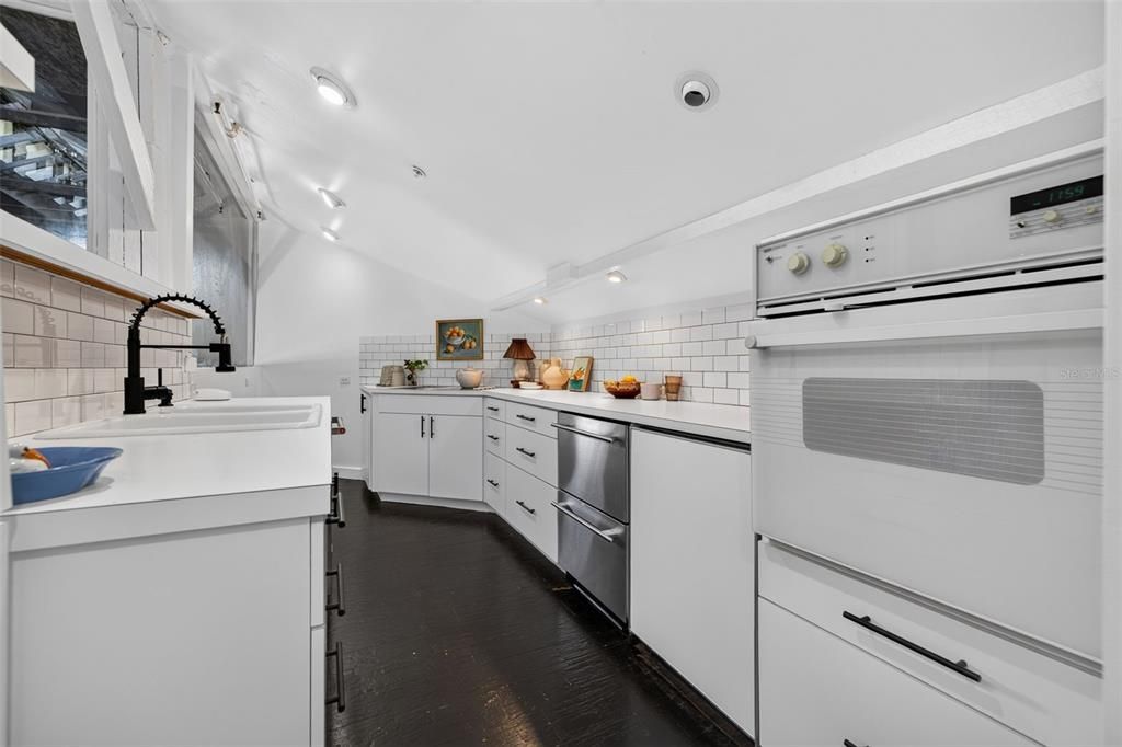 For Sale: $1,000,000 (2 beds, 1 baths, 3580 Square Feet)