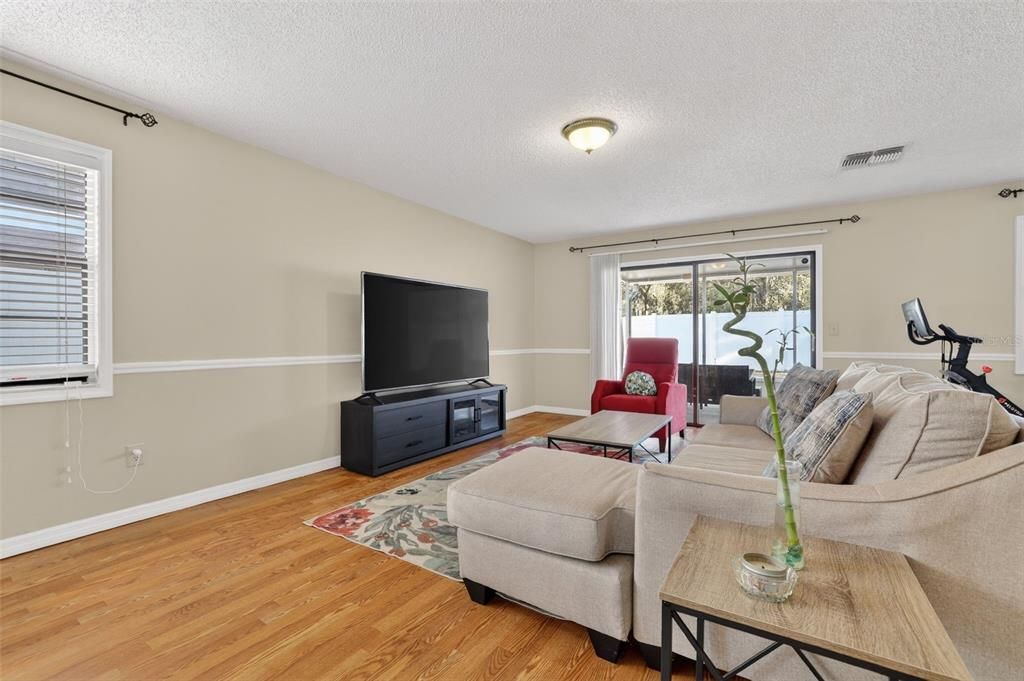 For Rent: $2,350 (3 beds, 2 baths, 1404 Square Feet)