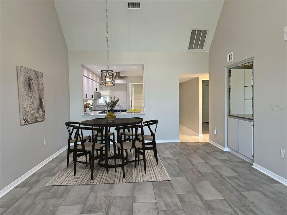 For Sale: $211,900 (2 beds, 2 baths, 1306 Square Feet)