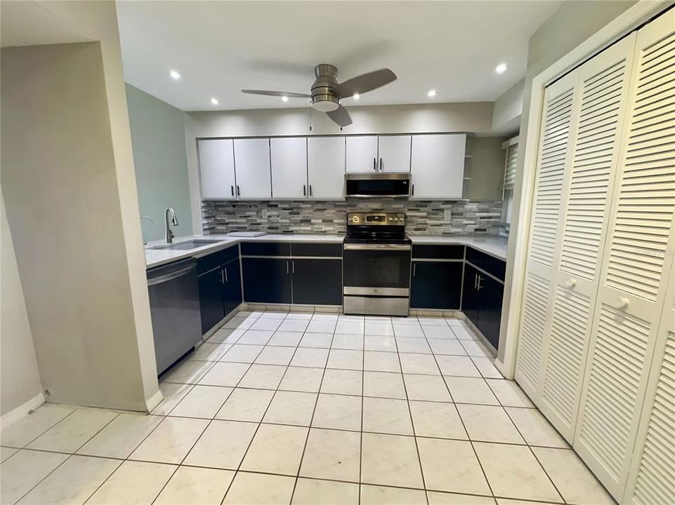 For Sale: $211,900 (2 beds, 2 baths, 1306 Square Feet)