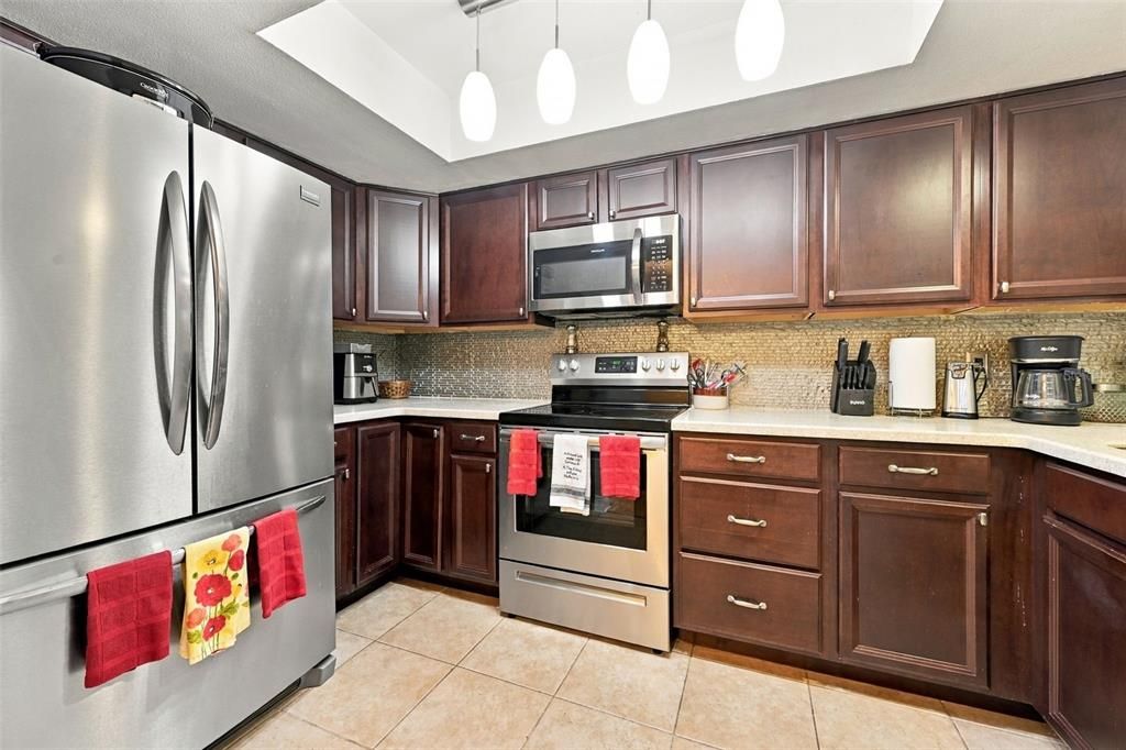 For Sale: $299,000 (2 beds, 2 baths, 1375 Square Feet)