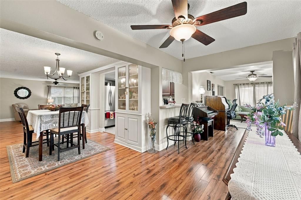 For Sale: $299,000 (2 beds, 2 baths, 1375 Square Feet)