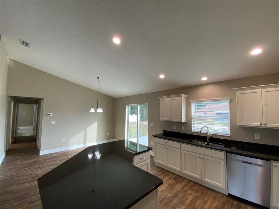 For Rent: $1,750 (4 beds, 2 baths, 1477 Square Feet)