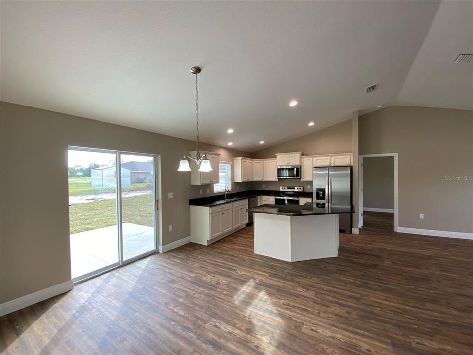 For Rent: $1,750 (4 beds, 2 baths, 1477 Square Feet)