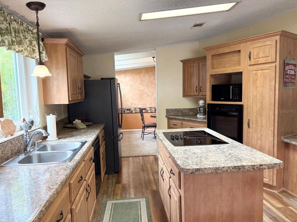 For Sale: $270,000 (2 beds, 2 baths, 1585 Square Feet)