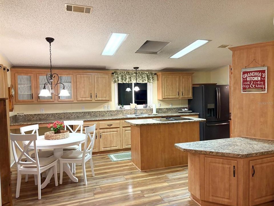 For Sale: $270,000 (2 beds, 2 baths, 1585 Square Feet)
