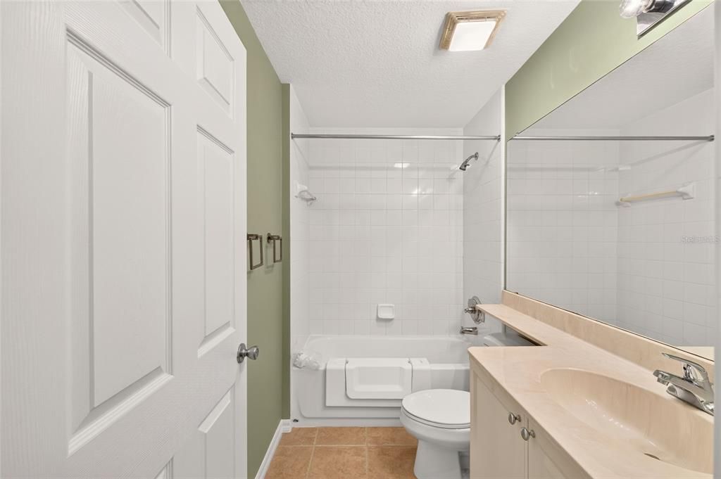 For Sale: $214,900 (2 beds, 2 baths, 1281 Square Feet)