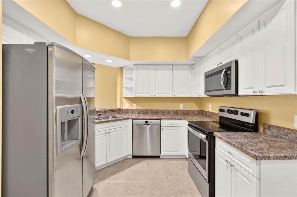 For Sale: $214,900 (2 beds, 2 baths, 1281 Square Feet)