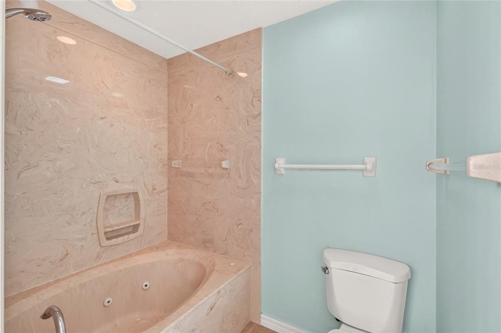 For Sale: $214,900 (2 beds, 2 baths, 1281 Square Feet)