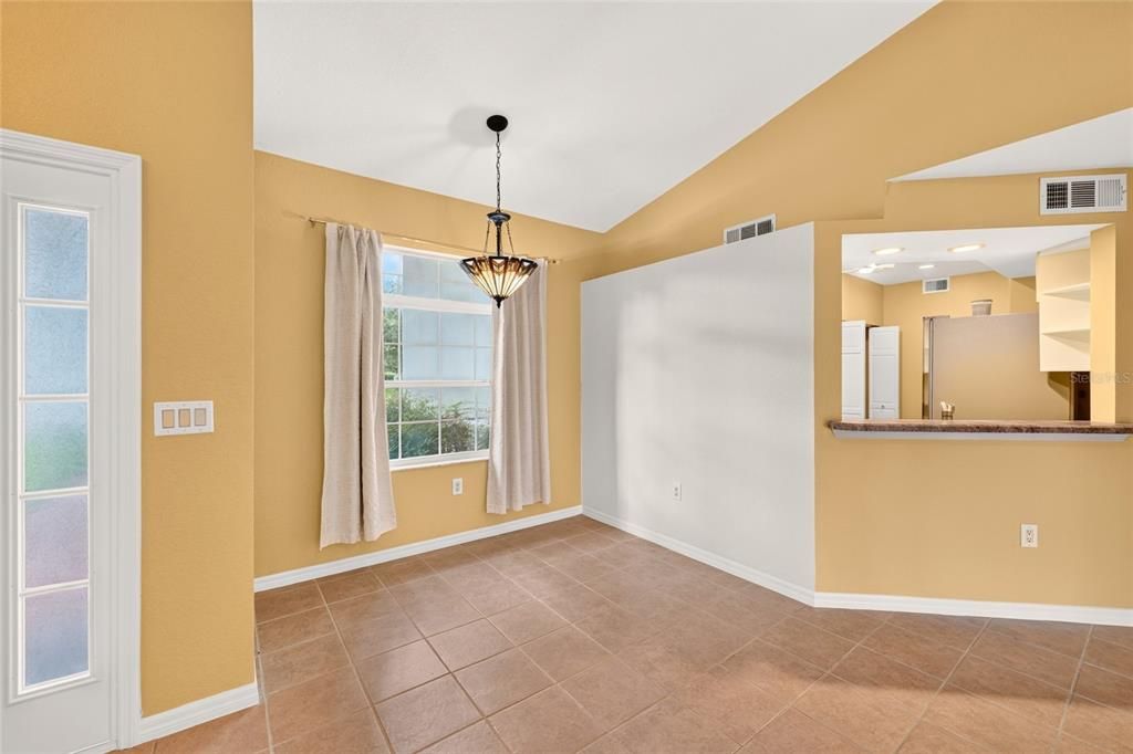 For Sale: $214,900 (2 beds, 2 baths, 1281 Square Feet)