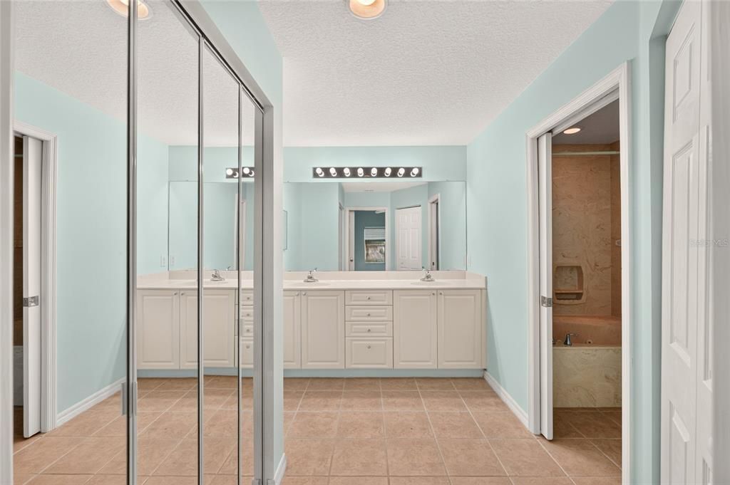 For Sale: $214,900 (2 beds, 2 baths, 1281 Square Feet)