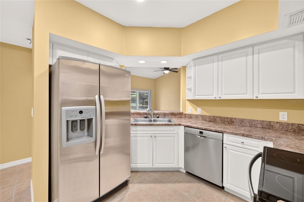 For Sale: $214,900 (2 beds, 2 baths, 1281 Square Feet)